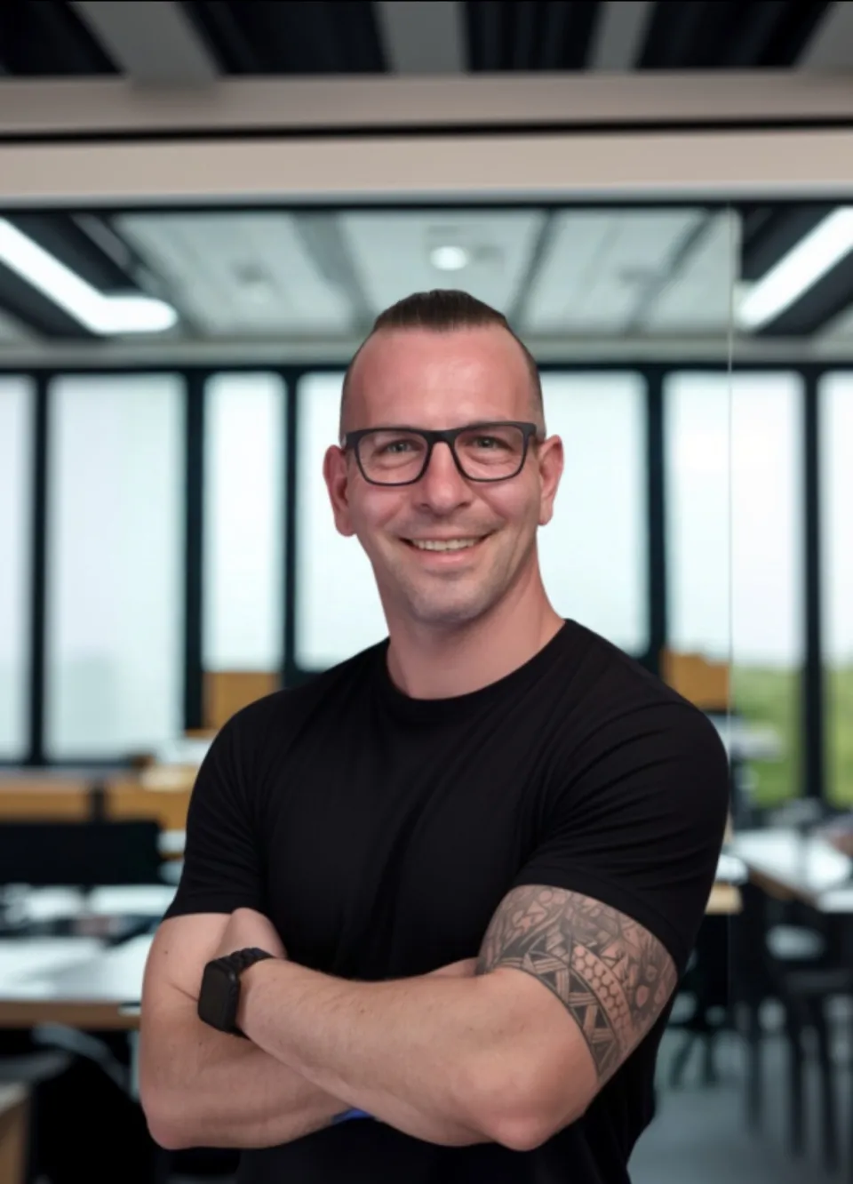 Stephan Roemer-Stuff mit verschränkten Armen in einem Büro